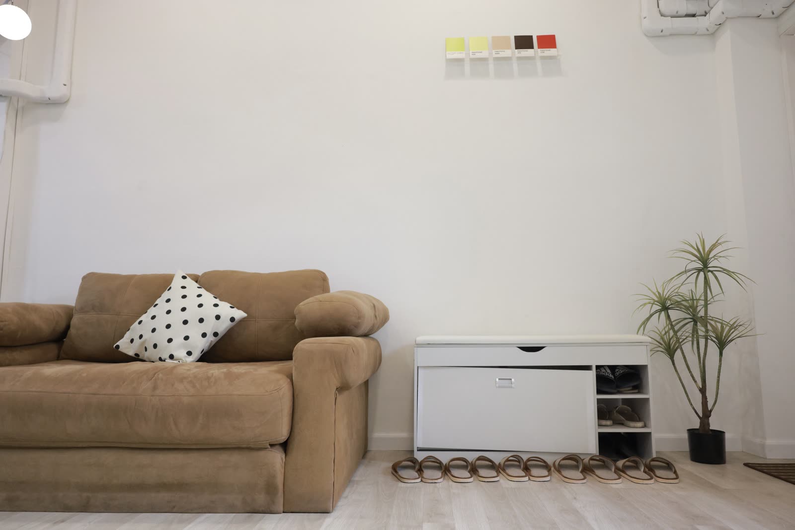 The cozy waiting corner at Soori Studio